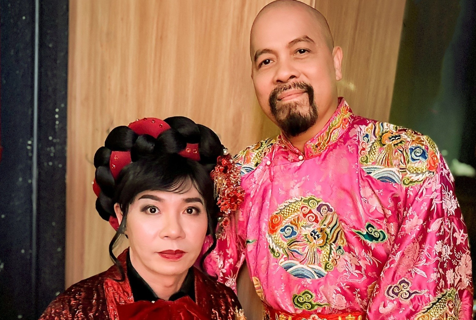 Dang sau trang phuc 'co Dau' hinh anh