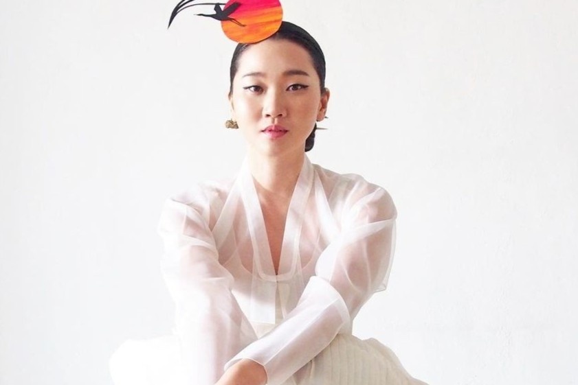 Nguoi mau Han Quoc mac hanbok xuyen thau hinh anh