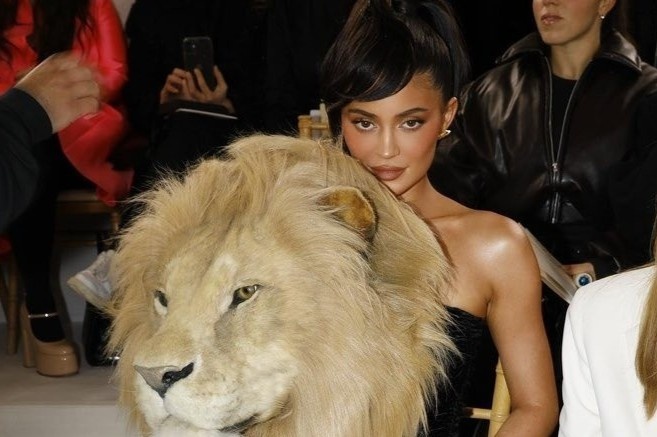 Kylie Jenner mac vay gan dau su tu du show thoi trang hinh anh