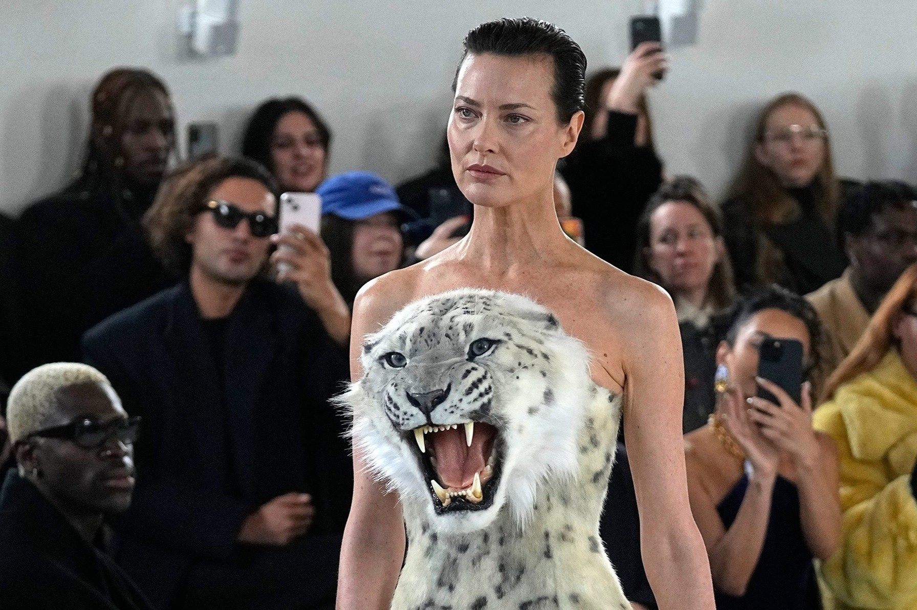 Show dien nhan y kien trai chieu vi co vay gan dau soi, bao hinh anh