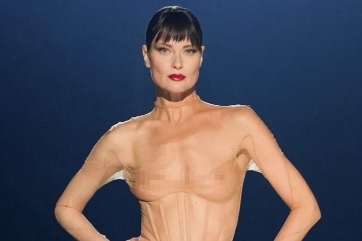 Nu nguoi mau dien mot mac nhu khong tren san dien cua nha mot Mugler hinh anh