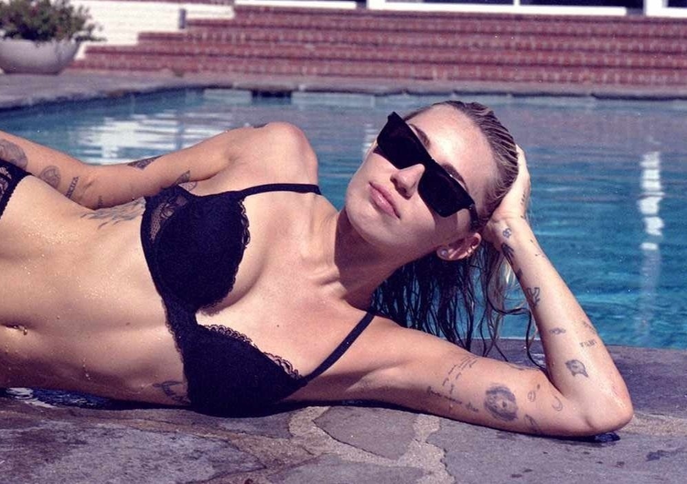 Phong cach cua Miley Cyrus o tuoi 30 hinh anh