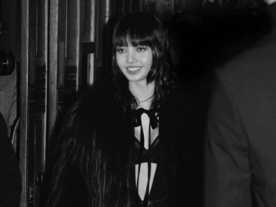 Lisa dien mot lo bra o show thoi trang hinh anh