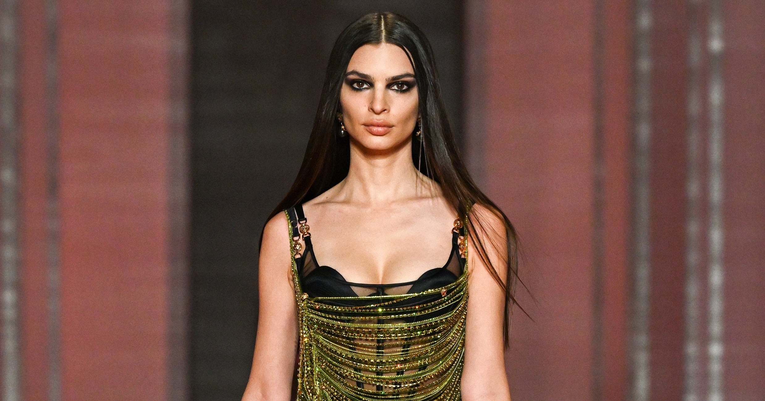 Lily James lo bra anh 10