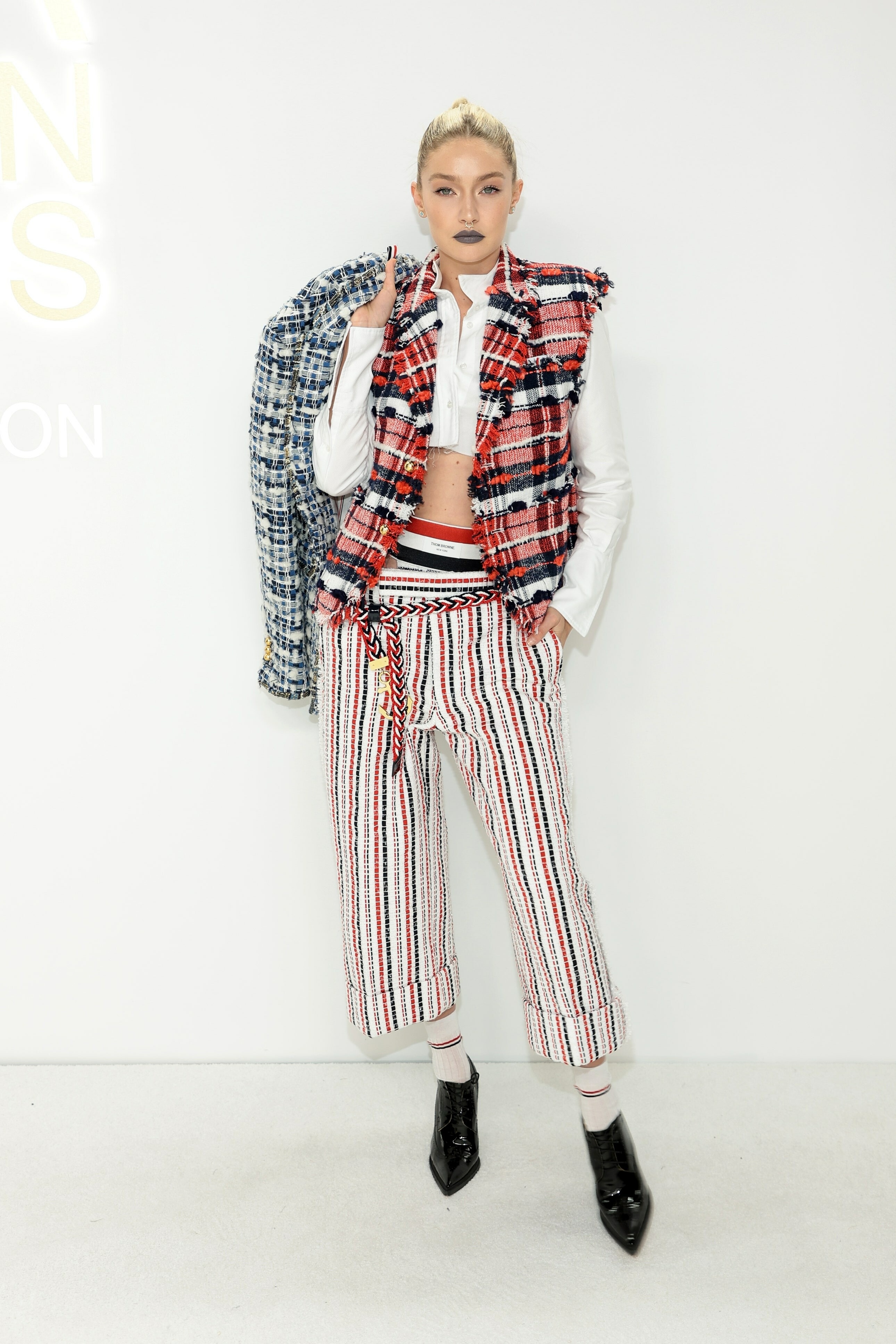 Lily James lo bra anh 11