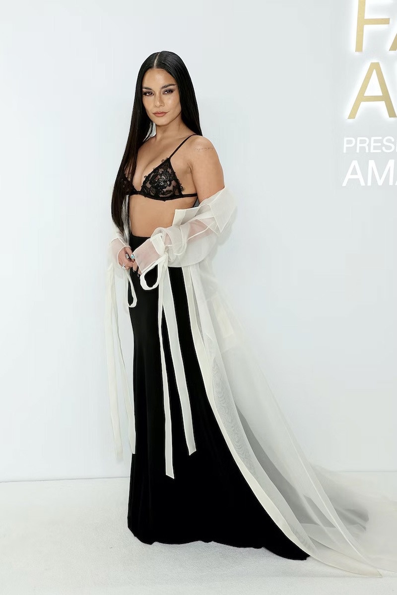 Lily James lo bra anh 12