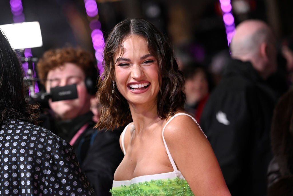 Lily James lo bra anh 3