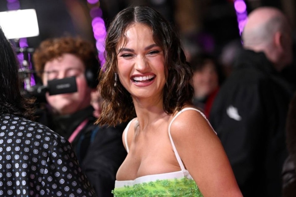 Lily James tao bao voi mot lo noi y hinh anh