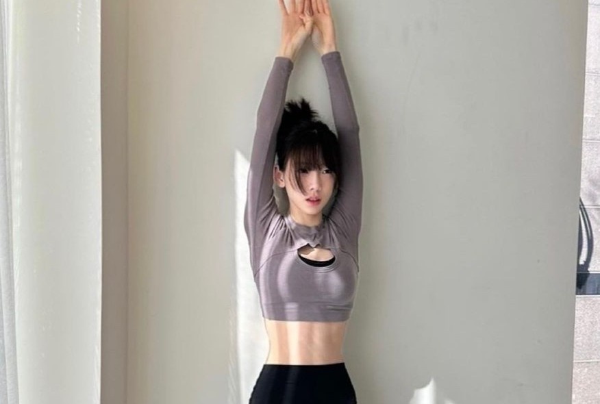 Taeyeon, Jennie khoe eo thon khi tap pilates hinh anh