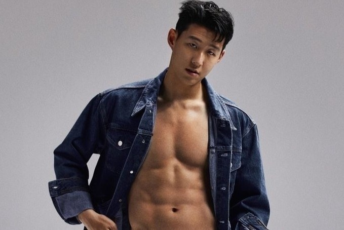 Son Heung Min khoe co bung san chac hinh anh