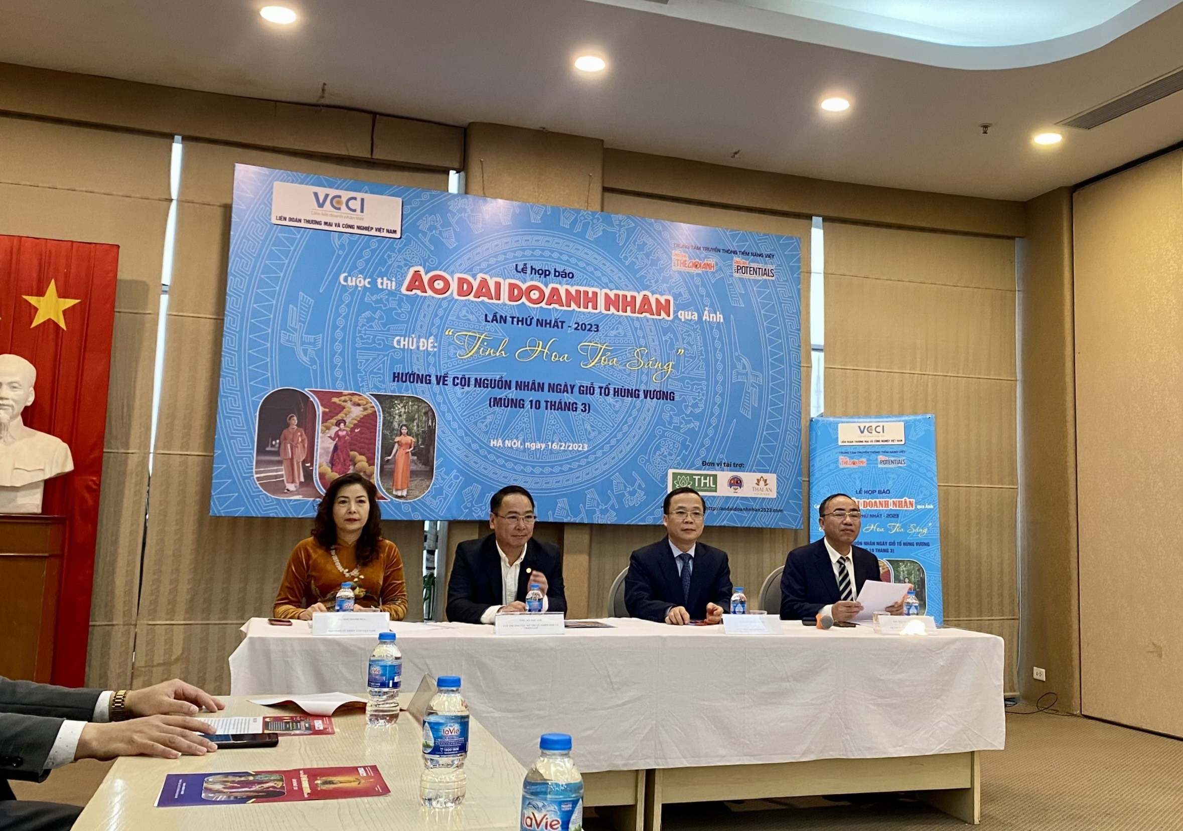 ao dai cach tan anh 1