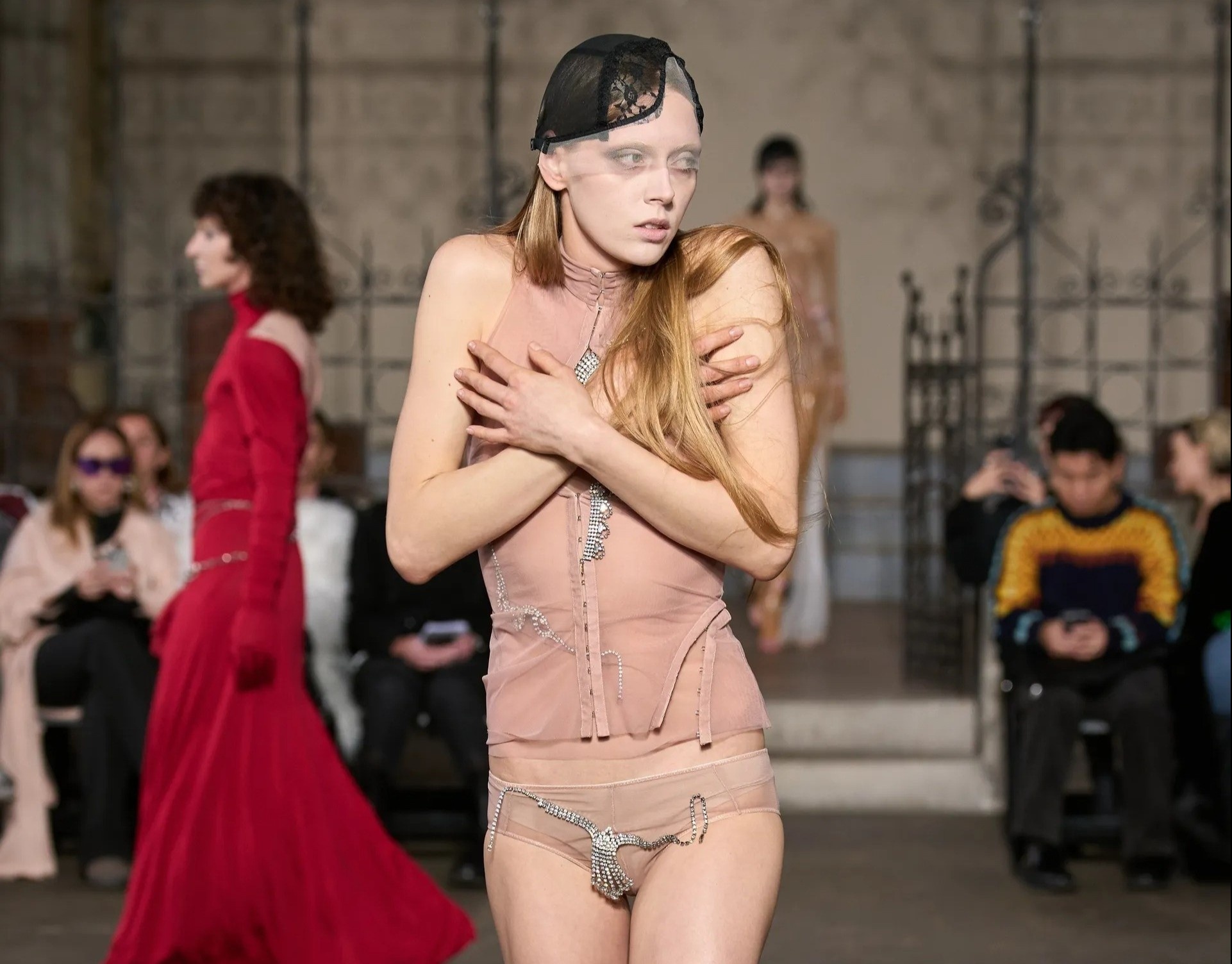 Nguoi mau thay do khi dang catwalk o Tuan le thoi trang London hinh anh