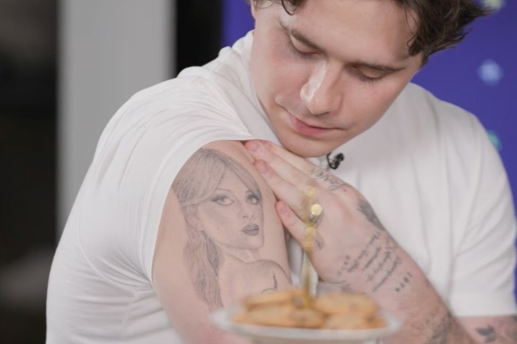 Brooklyn Beckham xam hinh mat vo len canh tay hinh anh