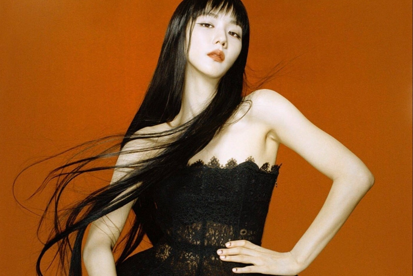 Jisoo - nghe si Han Quoc dau tien len bia tap chi Vogue hinh anh