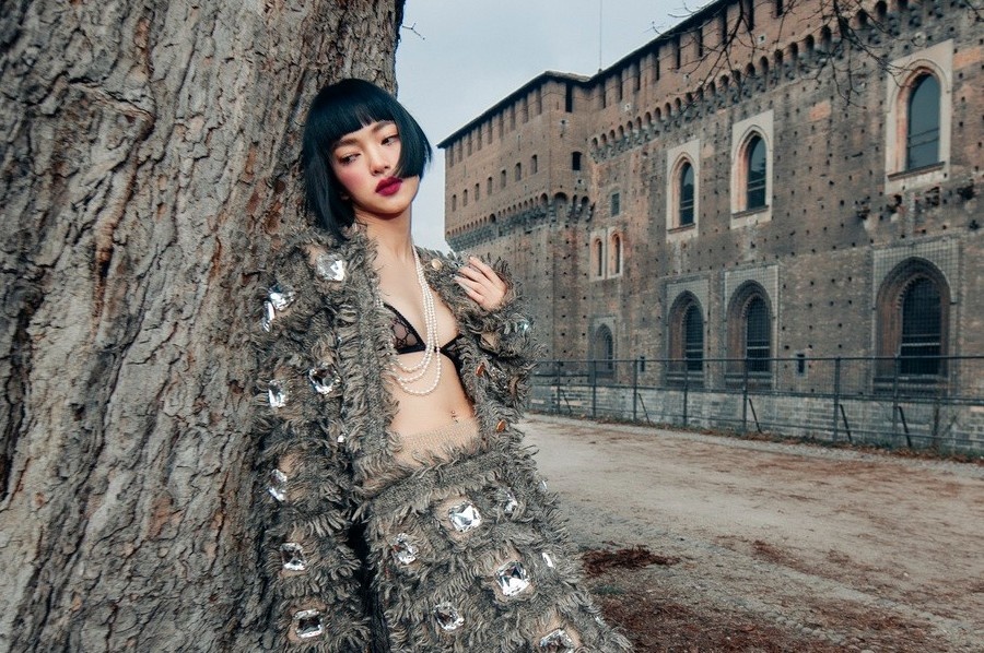 Phia sau hinh anh Chau Bui dien mot lo noi y o show quoc te hinh anh