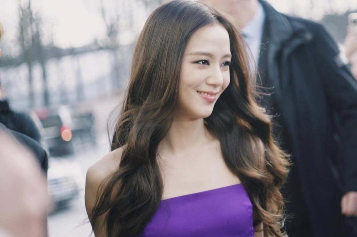 Jisoo (BlackPink) mac vay cup nguc du show thoi trang hinh anh