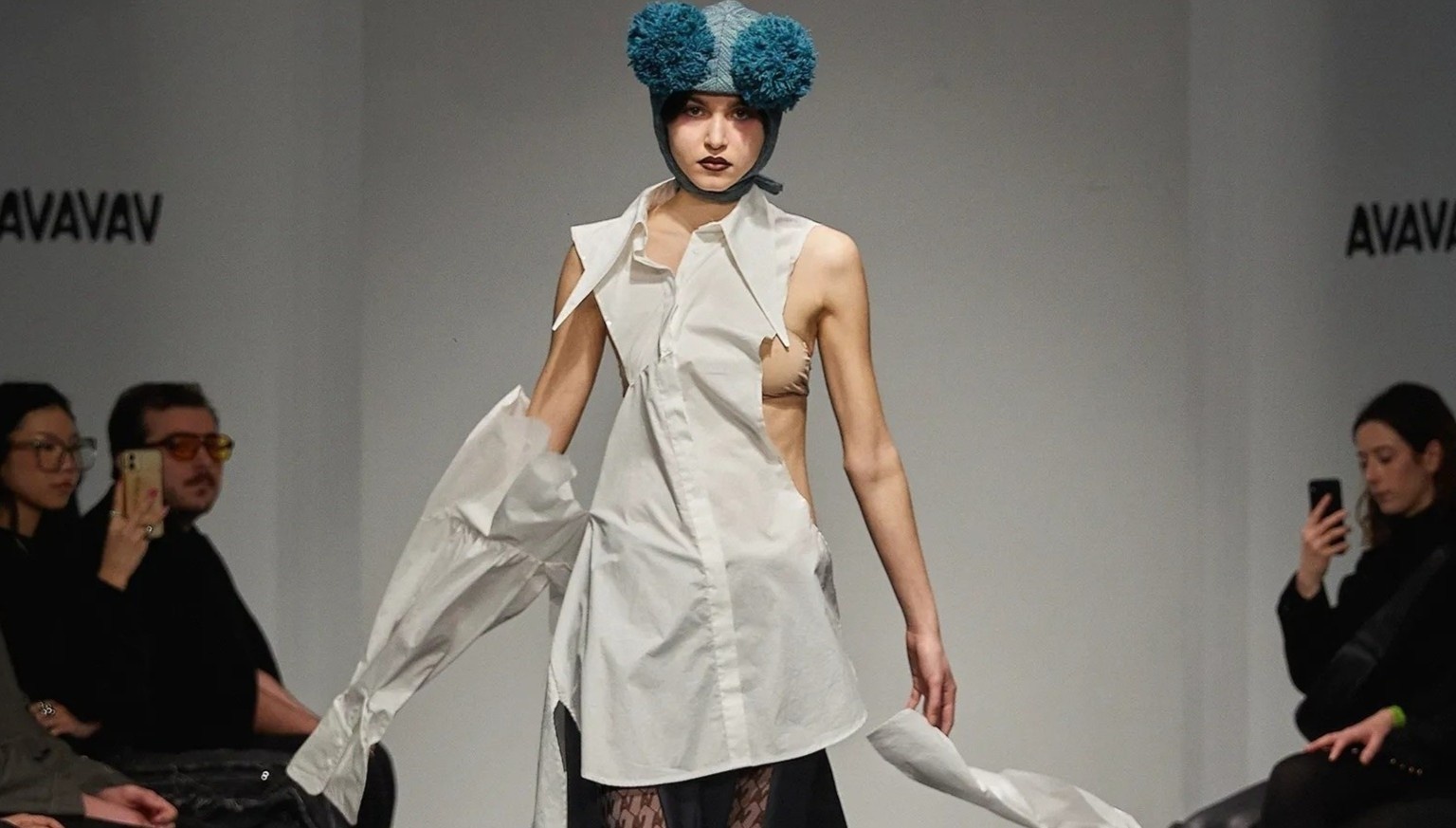 Nguoi mau bi xe quan ao tren san dien hinh anh