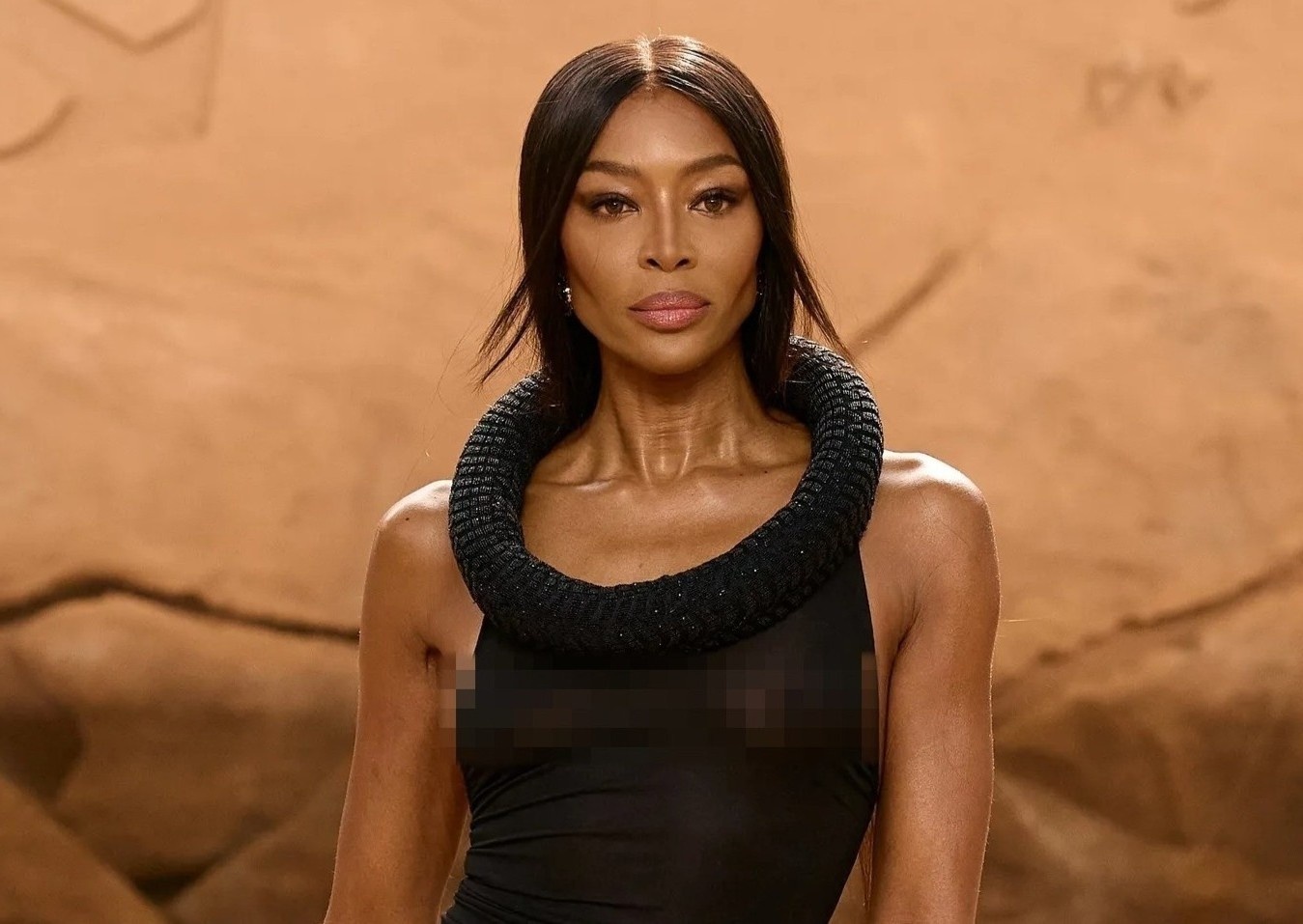 Sieu mau Naomi Campbell mac xuyen thau tren san dien Paris hinh anh