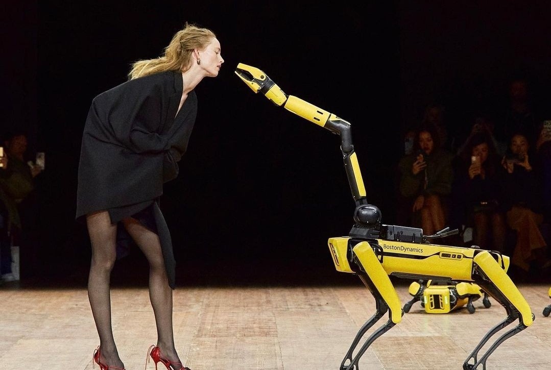 Robot lot do, xach tui ho nguoi mau hinh anh