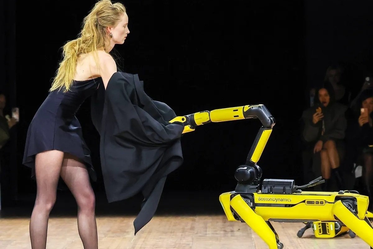 Nguoi mau bi robot coi do tren san dien thoi trang hinh anh