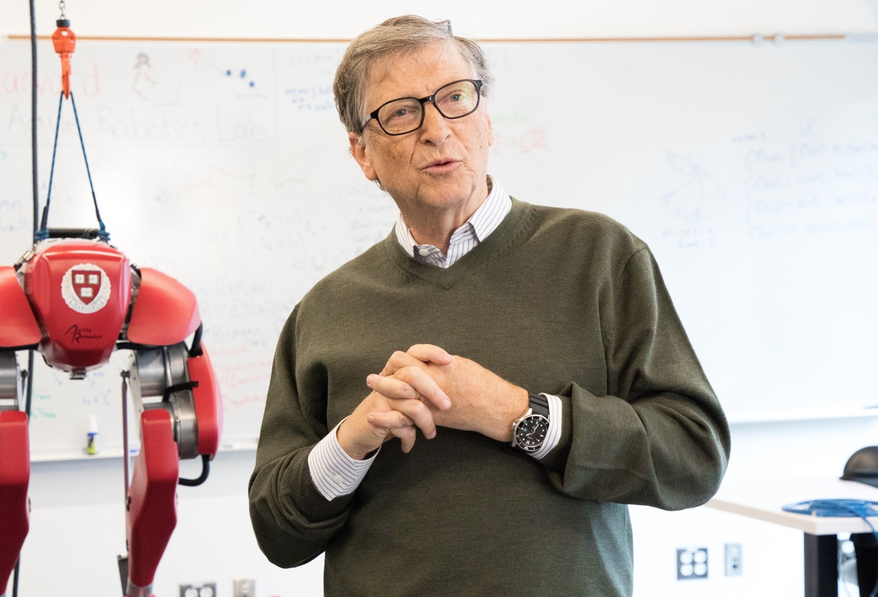 Bill Gates deo dong ho tri gia 48 USD hinh anh