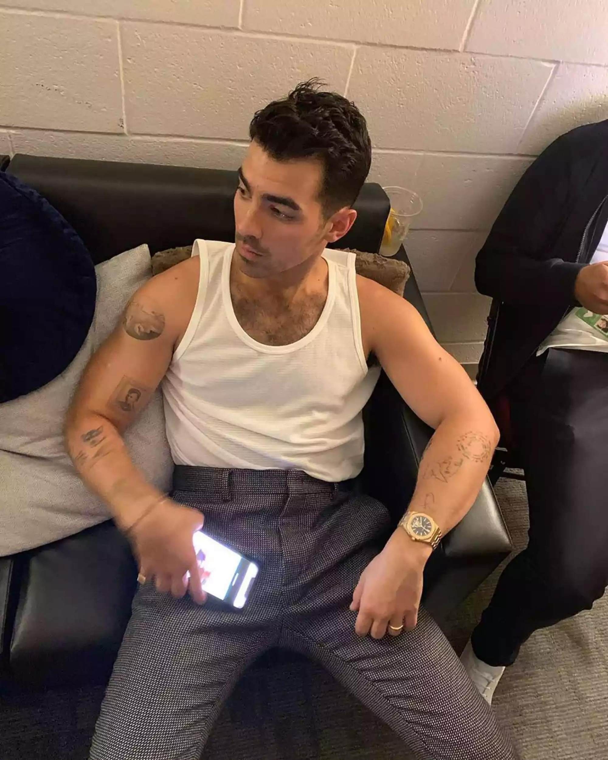 dong ho Jonas Brothers anh 10