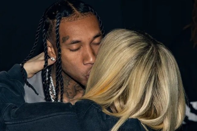 Avril Lavigne hon rapper goc Viet tai Paris hinh anh