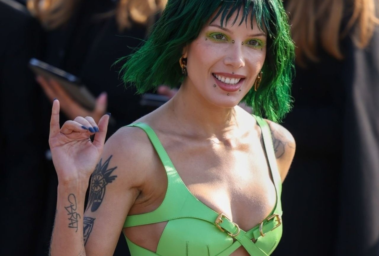 Trang phuc bat mat cua dan sao o tuan le thoi trang 2023 hinh anh