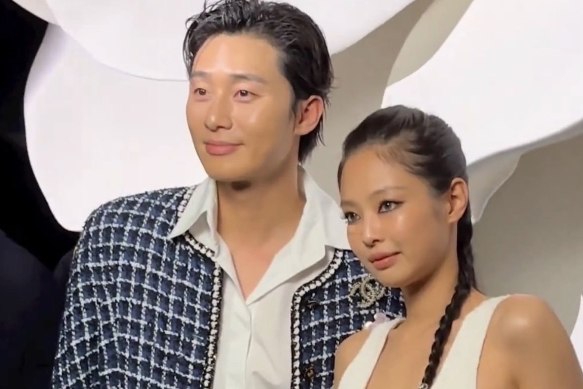 Jennie den show thoi trang voi guong mat bi thuong hinh anh