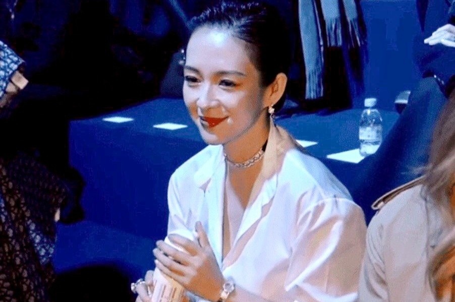 Chuyen Luu Diec Phi, Chuong Tu Di bi phan biet doi xu tai show o Paris hinh anh