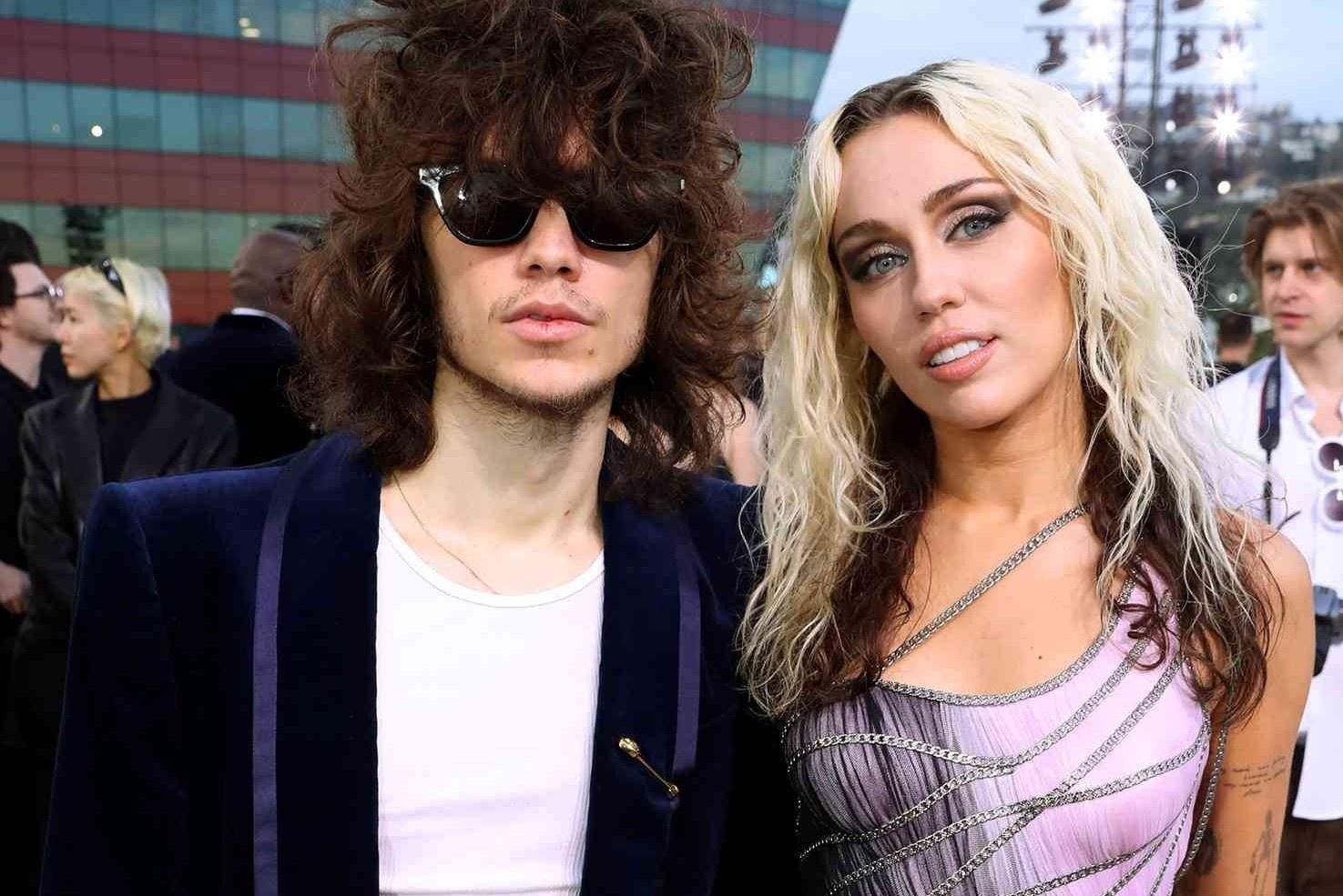 Lan hiem hoi Miley Cyrus va ban trai xuat hien cong khai hinh anh