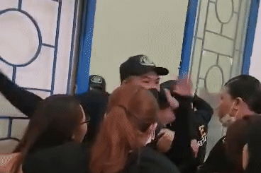 Fan cai nhau voi bao ve tai concert cua Super Junior o TP.HCM hinh anh