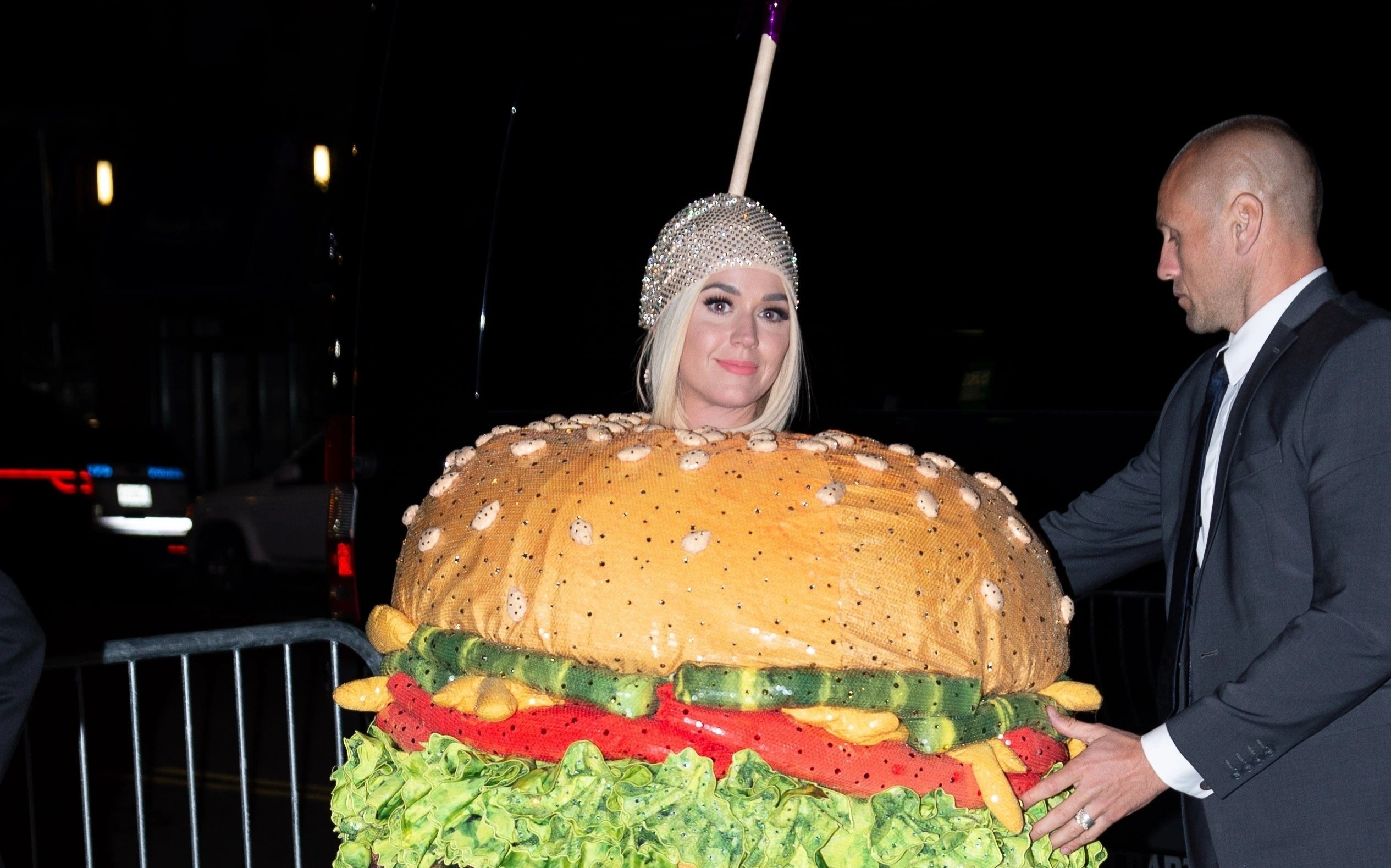 Katy Perry trong chiec hamburger va loat dam dep nhat cua NTK Moschino hinh anh