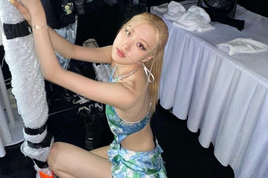 My nhan Han goi cam voi vay ao xe lung hinh anh