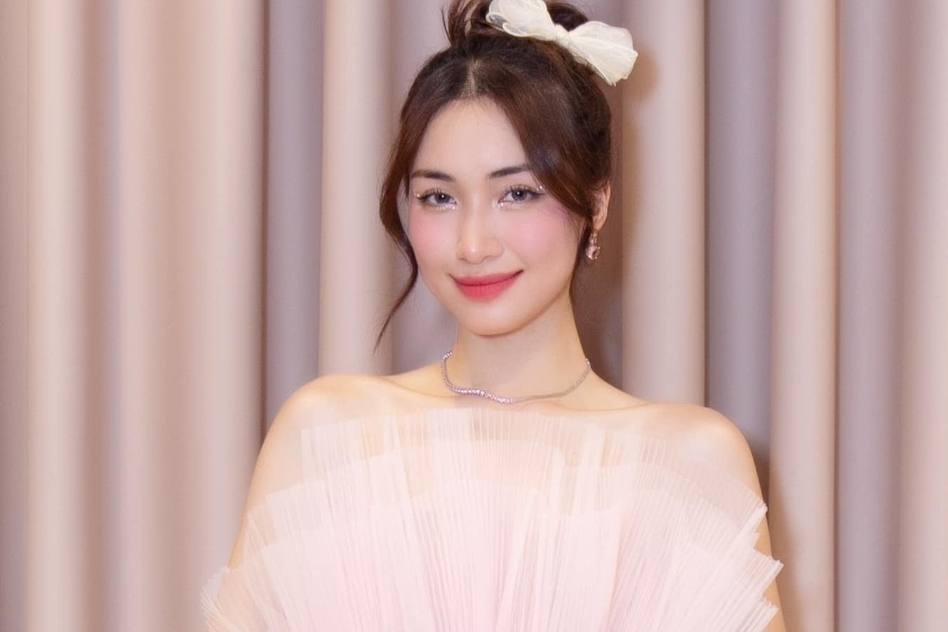 Cach de sao nu tranh su co voi trang phuc xuyen thau nhu Hoa Minzy hinh anh