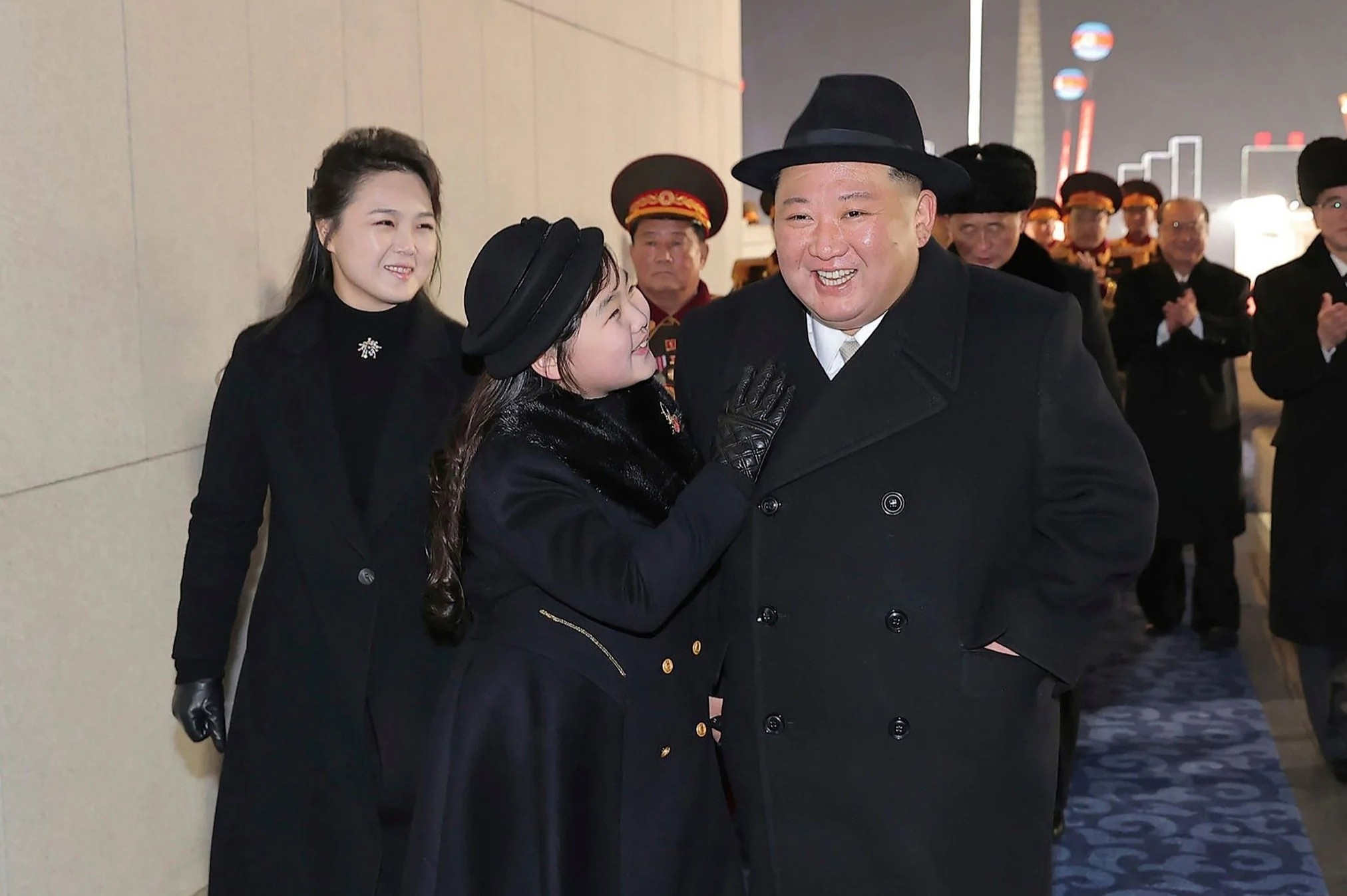 Con gai ong Kim Jong Un mac do hieu hinh anh