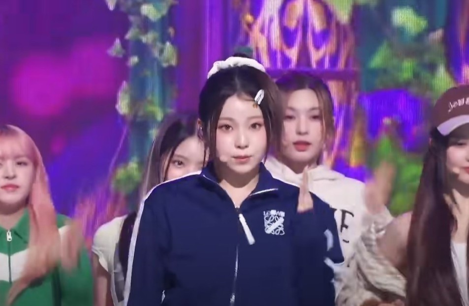 Than tuong Han bi che vi mac quan ao the duc len san khau hinh anh