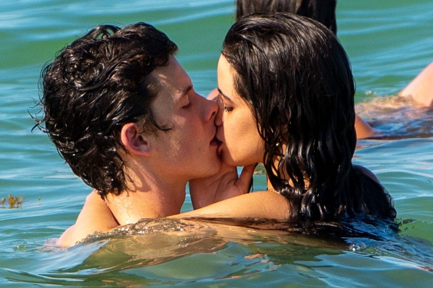 Shawn Mendes va Camila Cabello khong quay lai sau nu hon tham thiet hinh anh