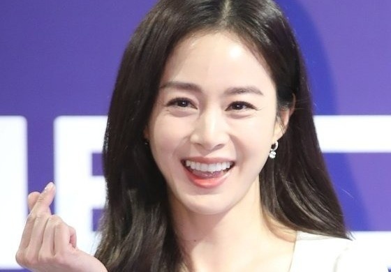 Kim Tae Hee xuat hien sau vu bi dieu tra thue hinh anh