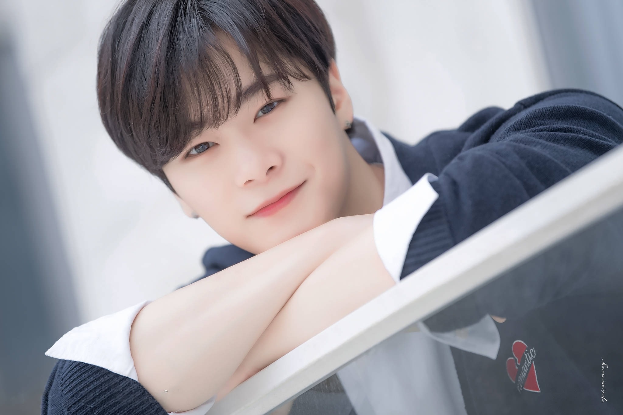 moonbin mat anh 6