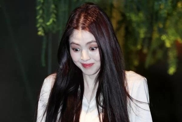 Han So Hee bat ngo vi tieng het cua nguoi ham mo tai su kien hinh anh