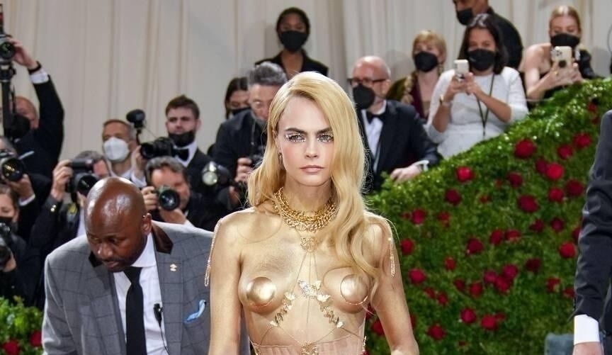 Vay khoa than va loat trang phuc gay soc tai Met Gala hinh anh