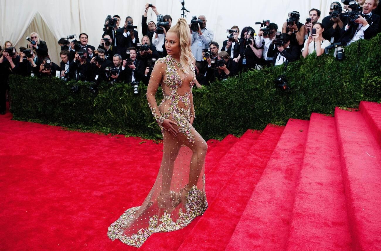 váy khỏa thân metgala ảnh 4 vay khoa than metgala anh 4