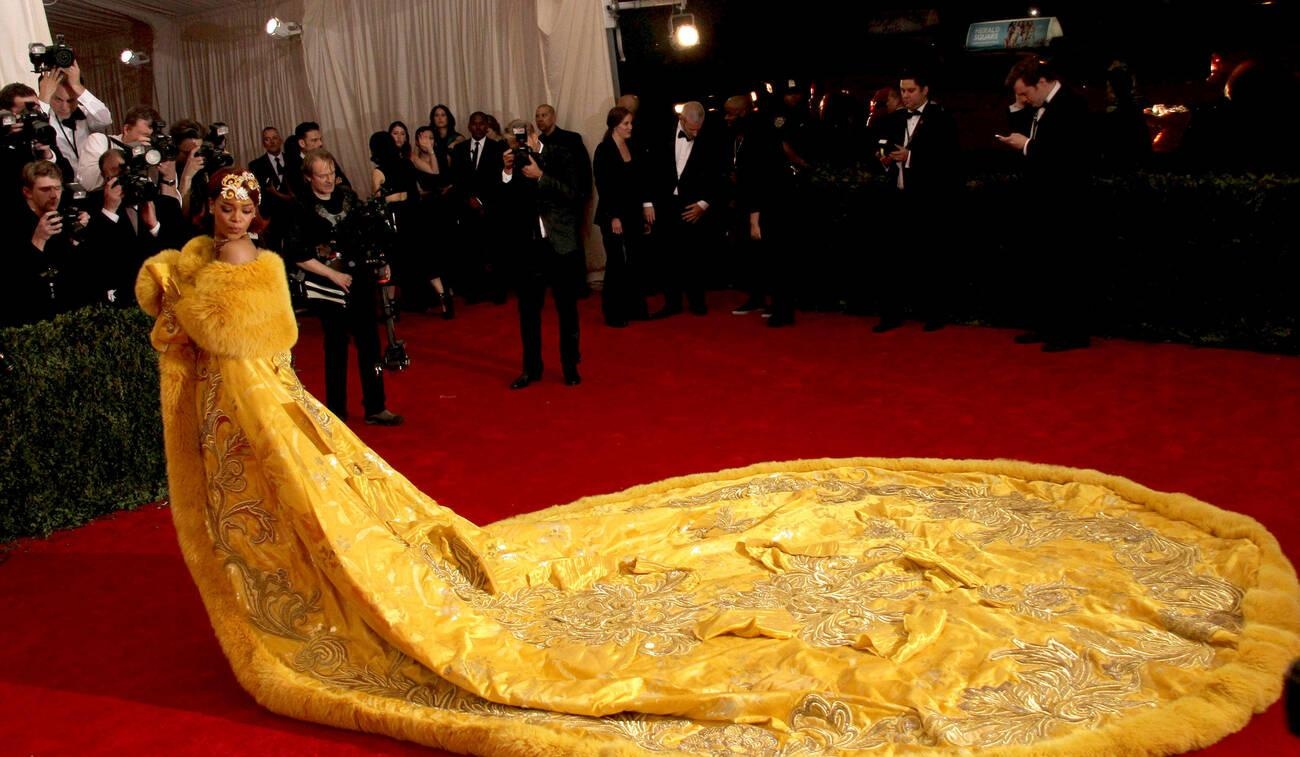 váy khỏa thân metgala ảnh 3 vay khoa than metgala anh 3