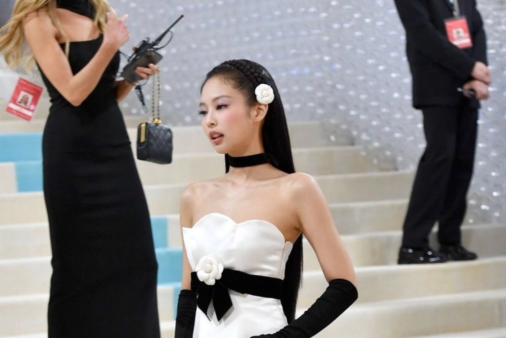 Jennie (BlackPink) va dan my nhan goi cam tren tham do Met Gala 2023 hinh anh