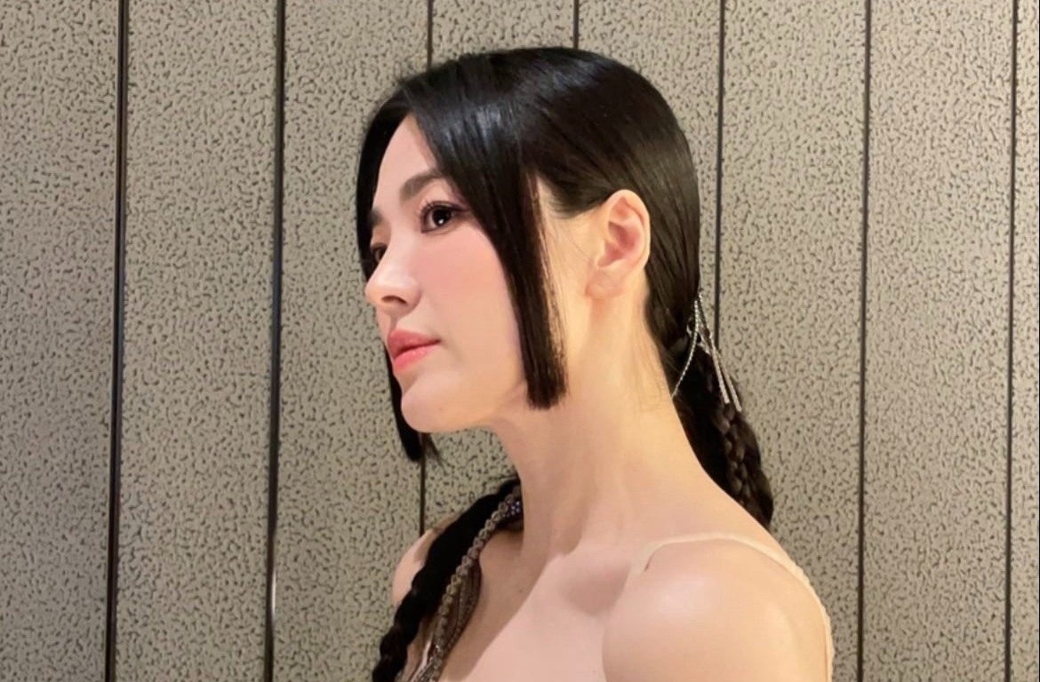 Song Hye Kyo gay sot voi kieu toc la khi lan dau du Met Gala hinh anh