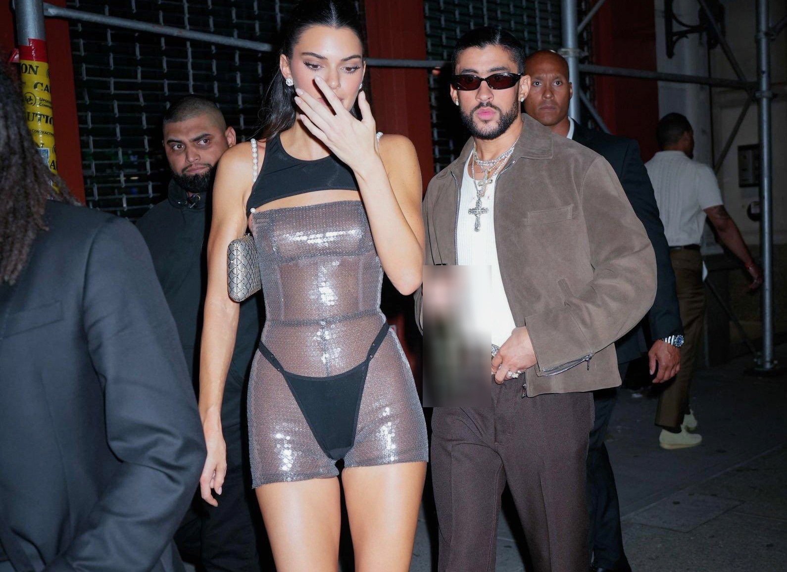 Vay xuyen thau phu song tai tiec hau Met Gala 2023 hinh anh