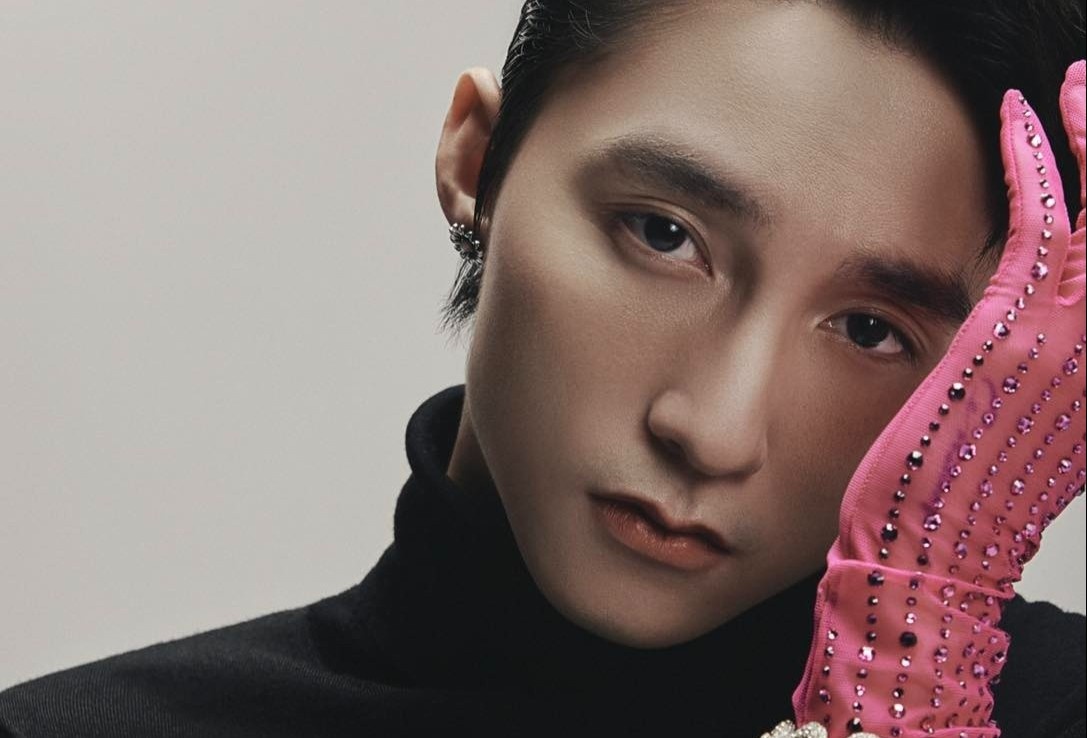 Phia sau hinh anh Son Tung M-TP deo gang tay hong hinh anh