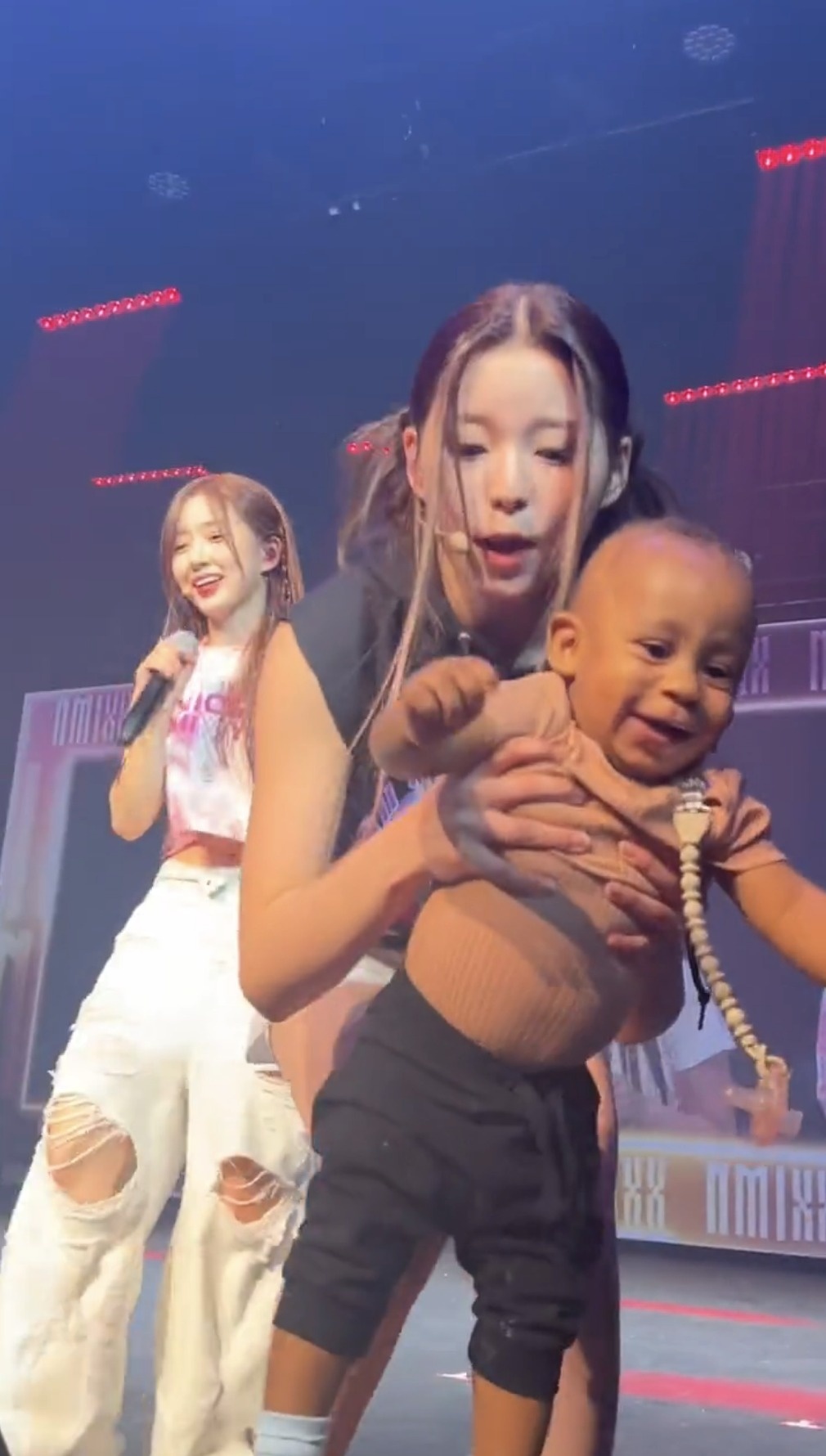 em bé lên sân khấu ảnh 1 em be len san khau anh 1