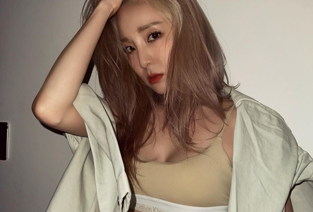 Hinh anh thu hut cua Dara (2NE1) khi dien bra top hinh anh